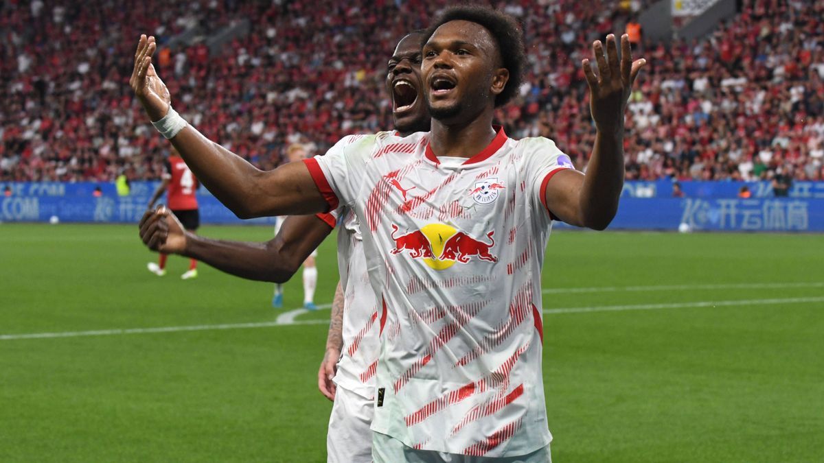 V.l.n.r. Castello Lukeba feiert mit Torschuetze Lois Openda ( RB Leipzig ) das Tor zum 3 : 2. GER, Bayer 04 Leverkusen vs RB Leipzig, Fussball, Bundesliga, 2. Spieltag, Spielzeit 2024 2025, 31.08.2...