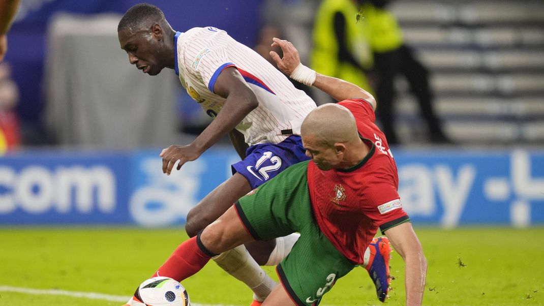 Randal Kolo Muani of France battle for a ball with Portugal s Pepe during a quarterfinal match between Portugal and France at the Euro 2024 soccer tournament in Hamburg, Germany - Friday July 5, 2024. - Soccer . PUBLICATIONxNOTxINxITAxFRAxCHN Copyright: xFabioxFerrari LaPressex