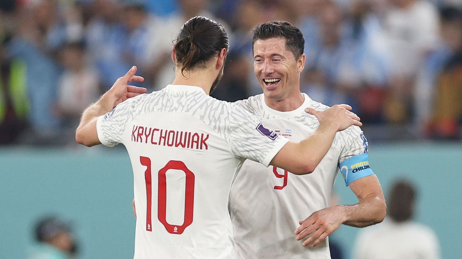 
                <strong>Star-Watch: So lief das Duell Messi vs. Lewandowski</strong><br>
                Denn auch Lewandowski darf am Ende jubeln! Saudi-Arabien trifft im Parallelspiel zum 1:2 gegen Mexiko, Polen steht nach langem Zittern im Achtelfinale. Und so endet das Spiel für Messi und Lewandowski mit einem Erfolg.
              