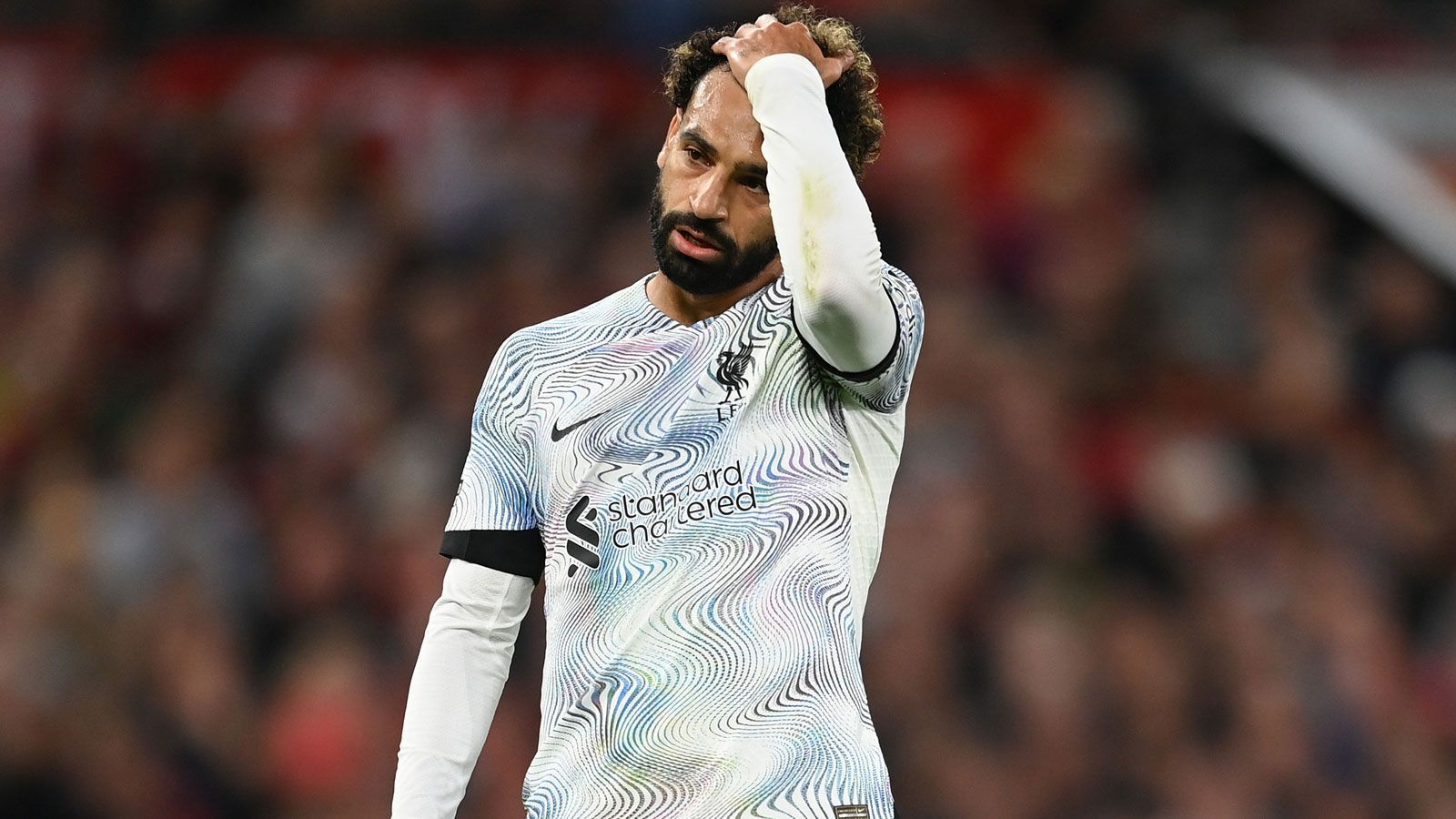 
                <strong>Liverpool setzt sich früh unter Druck</strong><br>
                Als Titelanwärter gestartet, verpatzte der FC Liverpool den Saisonstart in der Premier League und geriet so früh unter Druck. An den ersten drei Spieltagen holte der Vizemeister nur zwei Punkte und verlor früh den Anschluss an die Tabellenspitze. Am 4. Spieltag gelang mit einem 9:0-Schützenfest über den AFC Bournemouth der erste Saisonsieg, doch die Konstanz fehlte weiter. In den beiden jüngsten Spielen blieben die Reds erneut ohne Dreier (0:0 gegen FC Everton, 3:3 gegen Brighton & Hove Albion). Inzwischen beträgt der Rückstand auf Tabellenführer FC Arsenal elf Zähler! Bei einer Niederlage wäre - auch wenn das Klopp-Team ein Spiel weniger bestritten hat - der Titel schon früh in der Saison wohl kein Thema mehr an der Anfield Road.
              