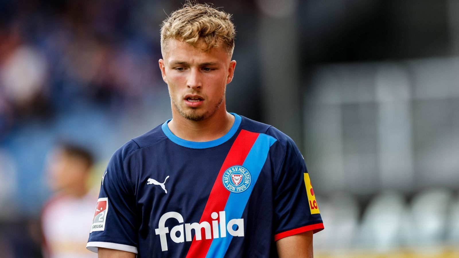 
                <strong>Jann-Fiete Arp (Holstein Kiel)</strong><br>
                Der Stürmer galt beim Hamburger SV zeitweise als Ausnahmetalent und wurde daraufhin vom FC Bayern München verpflichtet. Dort kam er in der Bundesliga nie zum Einsatz. Zur laufenden Saison erfolgte die Ausleihe zu Holstein Kiel. Deren Geschäftsführer Sport Uwe Stöver sagt bei "Bild": "Er war vom ersten Moment Feuer und Flamme. Er hat gesagt: 'Holstein Kiel ist ein Umfeld, da habe ich Leute im Verein, die um meine Situation wissen und bereit sind, einen gemeinsamen längeren Weg zu gehen.'" Arp stand sechs Mal in der Startelf, erzielte bislang allerdings nur ein Tor. Unter dem neuen Trainer Marcel Rapp ist er zuletzt nur noch Reservist gewesen.  
              