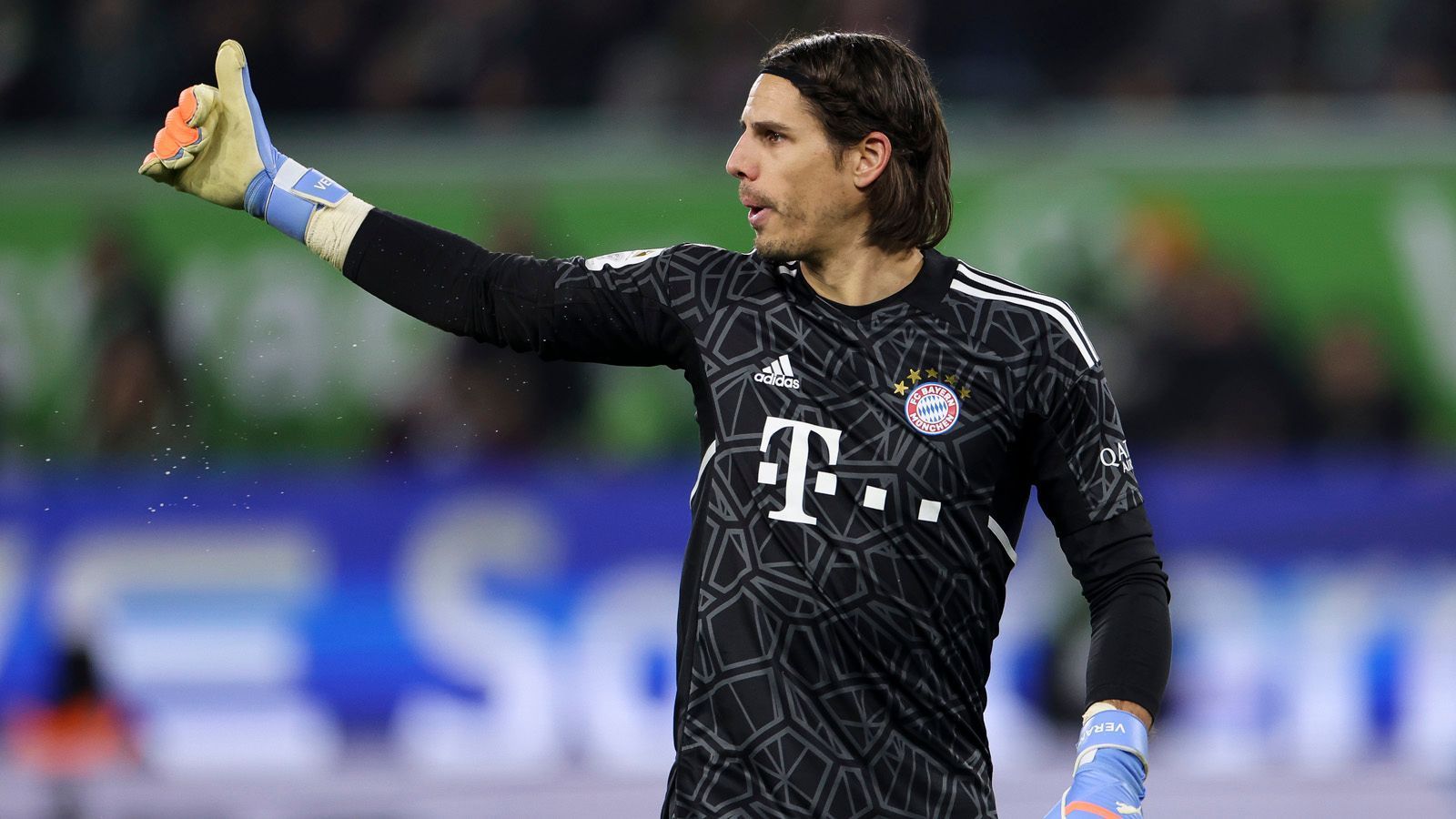 
                <strong>Tor von Bayern München</strong><br>
                Genau da ist ihm Neuer-Ersatz Yann Sommer überlegen. Der Schweizer hat dagegen bei der Strafraumbeherrschung das Nachsehen und ist auch deutlich kleiner als Donnarumma. Im Vergleich der Torhüter ergibt sich daraus wohl eine klassische Pattsituation. Fazit: Unentschieden. Keiner hat die Nase vorn.
              