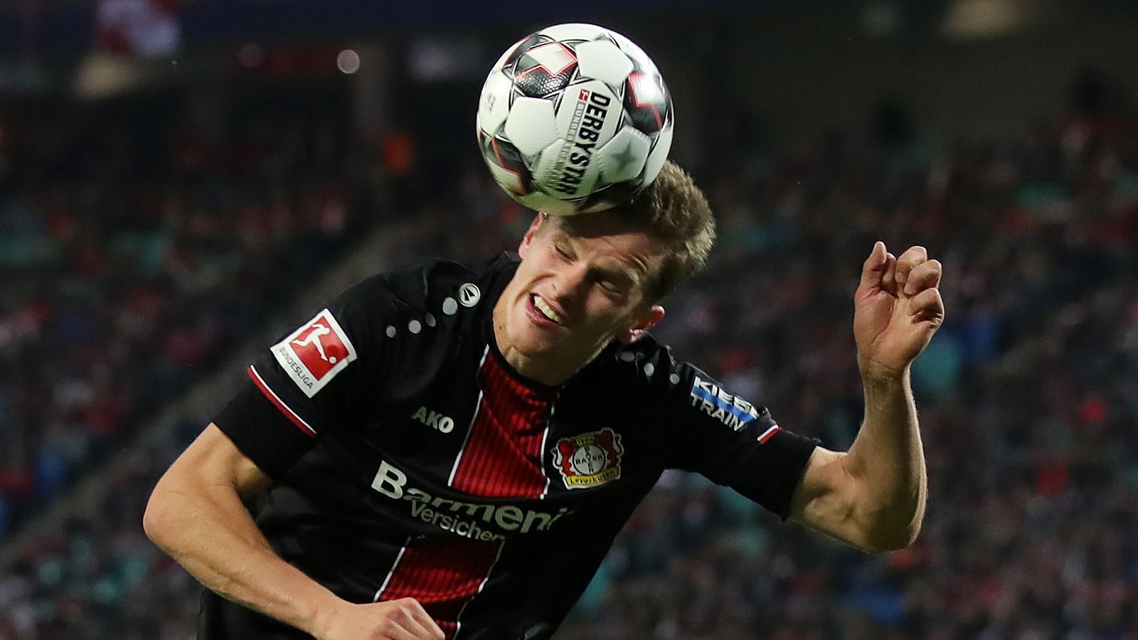 
                <strong>Kopfball-Trainer</strong><br>
                In Leverkusen kommen die Jugendspieler in den Genuss einer ganz außergewöhnlichen Ausbildung. Der Verein beschäftigt Ingo Wollenberg, der inoffiziell als einziger Kopfball-Trainer Deutschlands bezeichnet wird. Er bringt den Nachwuchskickern bei, ohne Furcht die kleinen Köpfe in die harten Flanken zu halten. Timing und Technik wollen ebenso geübt sein. 
              
