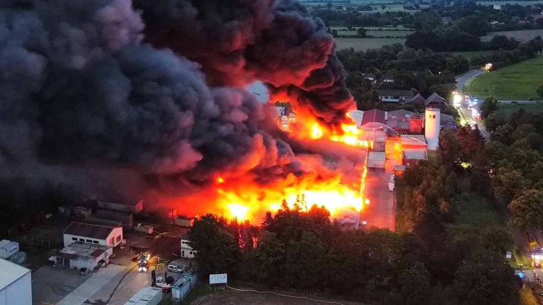 Nach dem Großbrand in einer Industriehalle in Thedinghausen (Kreis Verden) sind die Löscharbeiten am Morgen (29. Mai) abgeschlossen worden. 