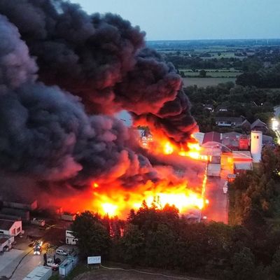 Eine Industriehalle steht in Thedinghausen im Kreis Verden lichterloh in Flammen. 