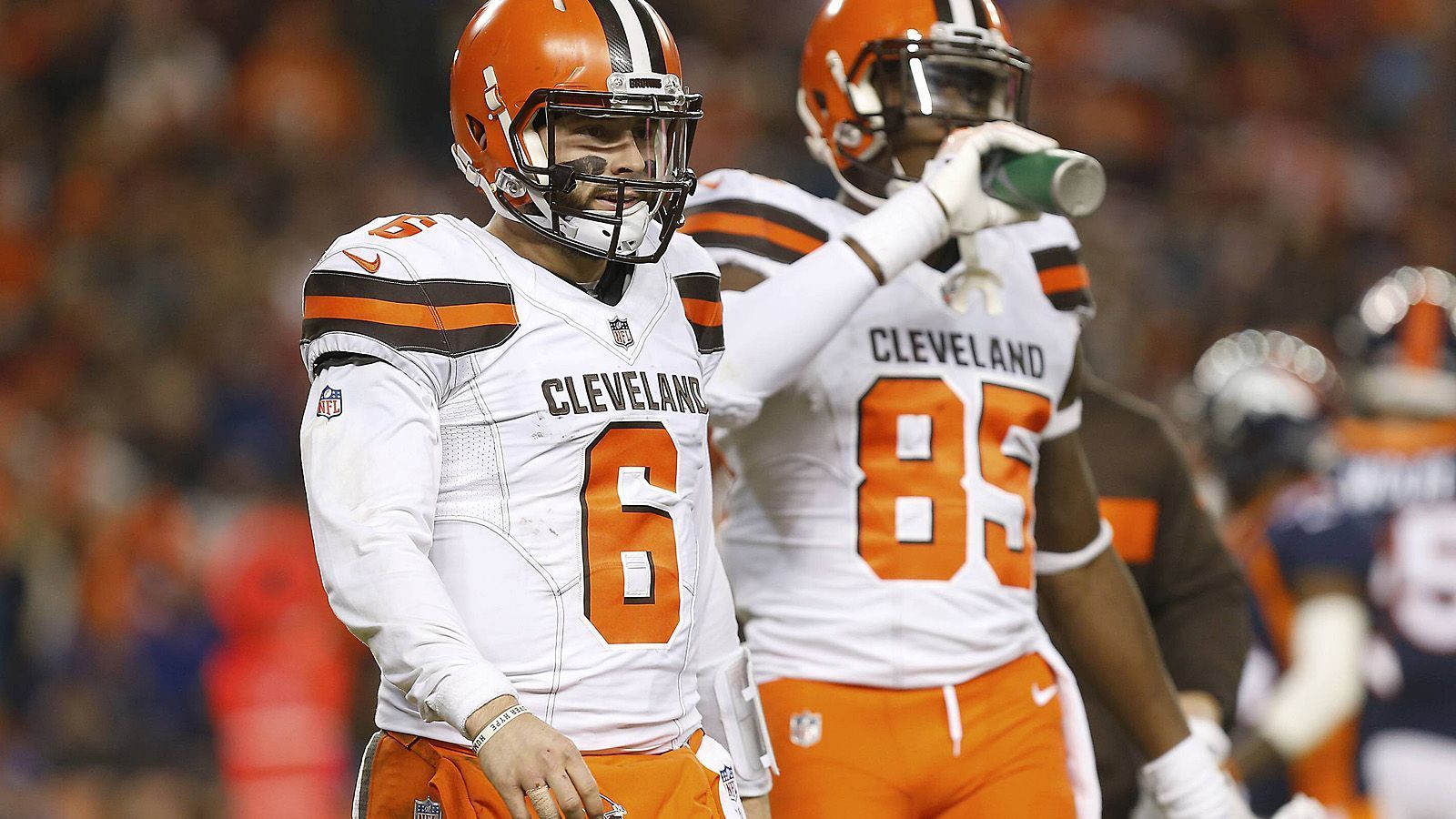 
                <strong>Cleveland Browns</strong><br>
                Die Chance war ohnehin nur noch sehr gering, doch nun haben die Cleveland Browns und Quarterback Baker Mayfield (l.) Gewissheit: Die Playoffs werden im neuen Jahr ohne sie stattfinden. Der Sieg der Tennessee Titans gegen die Washington Redskins in der Nacht von Samstag auf Sonntag nahm den Browns die letzte, theoretische Chance auf die Postseason. Nach den bitteren Jahren zuvor dürfte man in Cleveland mit der Spielzeit trotzdem ganz zufrieden sein.
              