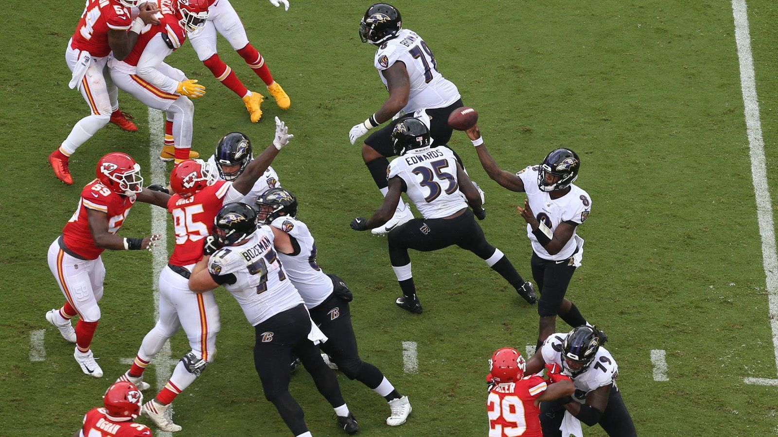 
                <strong>Rushing Offense: Baltimore Ravens</strong><br>
                Das beste Laufspiel hatten die Ravens an diesem Spieltag. Insgesamt schaffte die Offensiv-Reihe 240 Rushing Yards bei insgesamt 453 Yards während des gesamten Spiels. Das zahlt sich bei der Punktevergabe im Fantasy Manager aus. Gesamtpunktzahl: 44
              