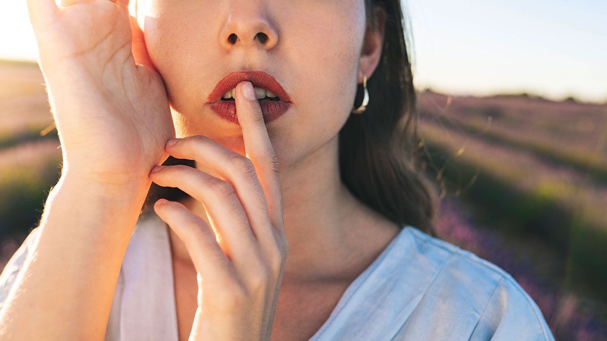 Unser Tipp gegen trockene Lippen: Stop; befeuchte deine Lippen nicht mit der Zunge! Welche Tipps wirklich bei trockenen Lippen helfen, verraten wir dir im Beauty-Artikel.