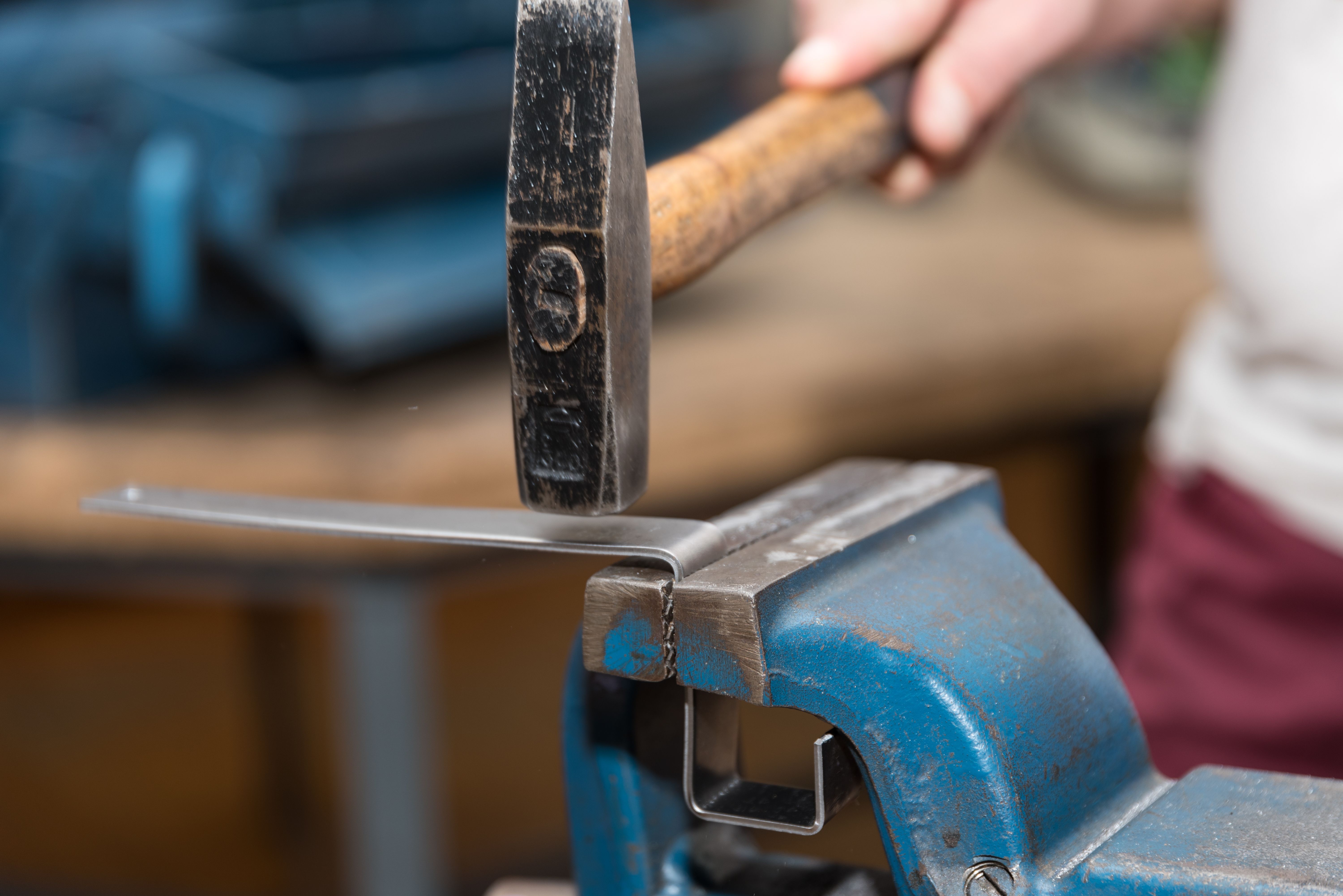 Der Schlosshammer ist optimal für unkomplizierte Klopfarbeiten oder um einfach Nägel und Dübel in die Wand zu schlagen. Da er in beinahe jedem Werkzeugkoffer zu finden ist, gilt er als der Klassiker unter den Hämmern.
