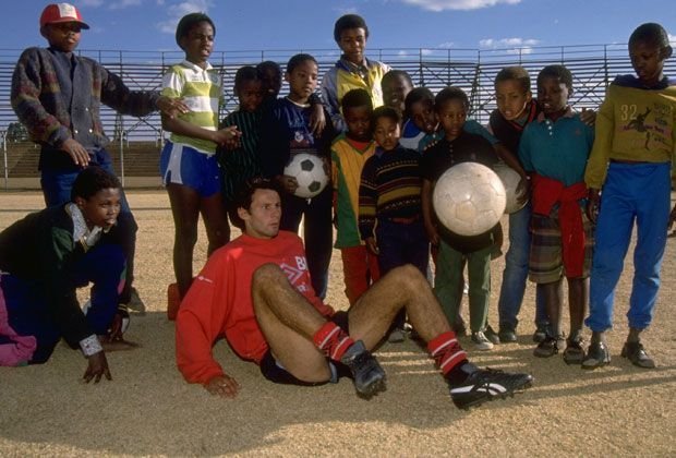 
                <strong>Ryan Giggs</strong><br>
                Im selben Jahr zeigt er jungen Kindern während der Südafrika-Tournee von United sein Können.
              