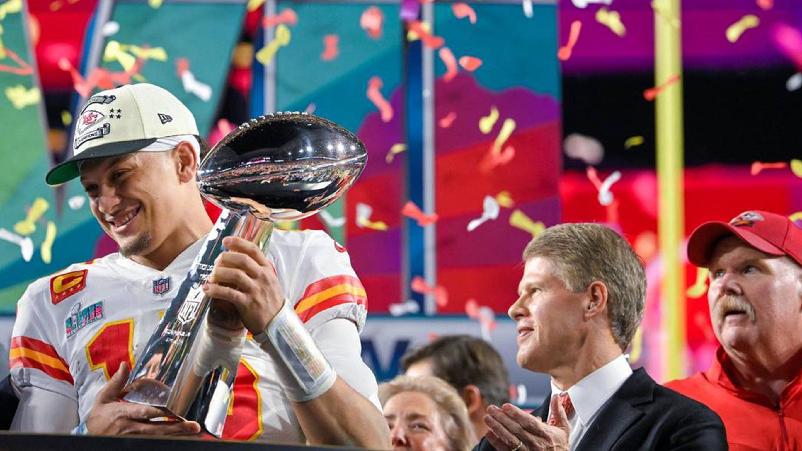 
                <strong>Bauen die Kansas City Chiefs eine große Dynastie auf?</strong><br>
                Die Kansas City Chiefs haben sich mit ihrem jüngsten Super-Bowl-Sieg in den Geschichtsbüchern verewigt. Ihr Erfolg, ihre Dominanz und die Chemie zwischen Quarterback Patrick Mahomes und Trainer Andy Reid provozieren Vergleiche mit den legendären New England Patriots von Tom Brady und Bill Belichick. Bezeugen die Fans gerade die Anfänge einer neuen Herrschaft in der NFL? ran blickt auf die ersten fünf gemeinsamen Jahre der beiden Quarterback-Trainer-Duos.
              