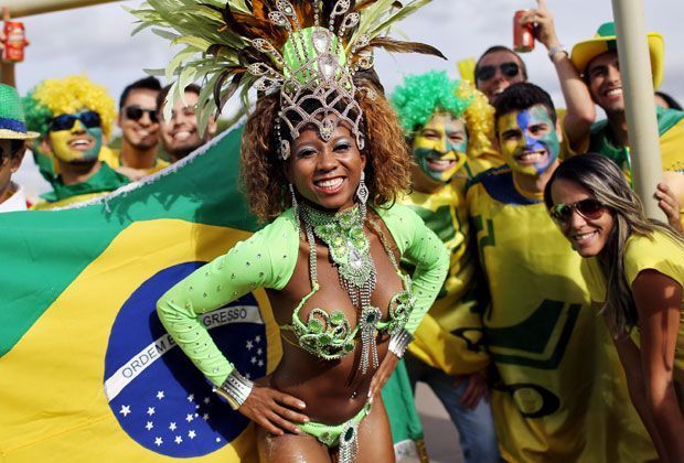 
                <strong>Verrückt, sexy, skurril: Fans in Brasilien</strong><br>
                Was Neymar auf dem Platz ist das Samba-Outfit auf den Straßen - absolut überlebenswichtig für Brasilien.
              