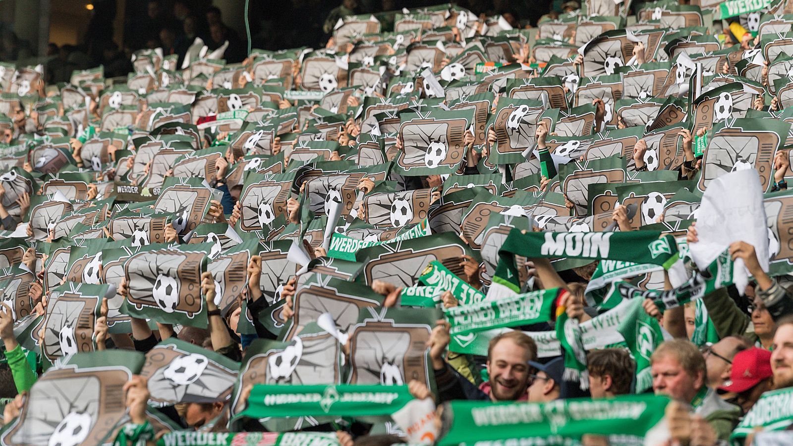 
                <strong>Fan-Protest gegen den DFB und die Anstoßzeiten</strong><br>
                Wie angekündigt haben die Fans in den Stadien der Bundesliga und der 2. Liga während der Anfangsphase der Partien ihrem Ärger über die Politik von DFB und DFL und speziell die Anstoßzeiten Luft gemacht. Neben einem Schweigegelübde auf Zeit ließen die Kurven auch mit diversen Plakaten aufhorchen. ran.de zeigt die sehenswerten Banner.
              