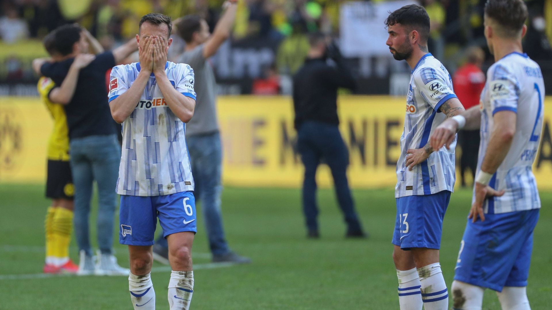 
                <strong>14. Mai 2022</strong><br>
                Was zwei Wochen zuvor noch undenkbar schien, ist eingetreten. Die Hertha hat drei Gelegenheiten, den Klassenerhalt perfekt zu machen. Doch nach dem 1:1 in Bielefeld, dem 1:2 gegen Mainz und dem 1:2 nach 1:0-Führung bei Borussia Dortmund steht fest: Hertha BSC muss in die Relegation. Denn in Stuttgart gewinnt der VfB in der Nachspielzeit gegen Köln und stürzt damit die Berliner auf Rang 16. Gegner der Berliner ist ausgerechnet der Hamburger SV, mit dem Magath als Spieler seine größten Erfolge feierte. Und tatsächlich gelingt Magath mit der Hertha auch die Rettung.
              