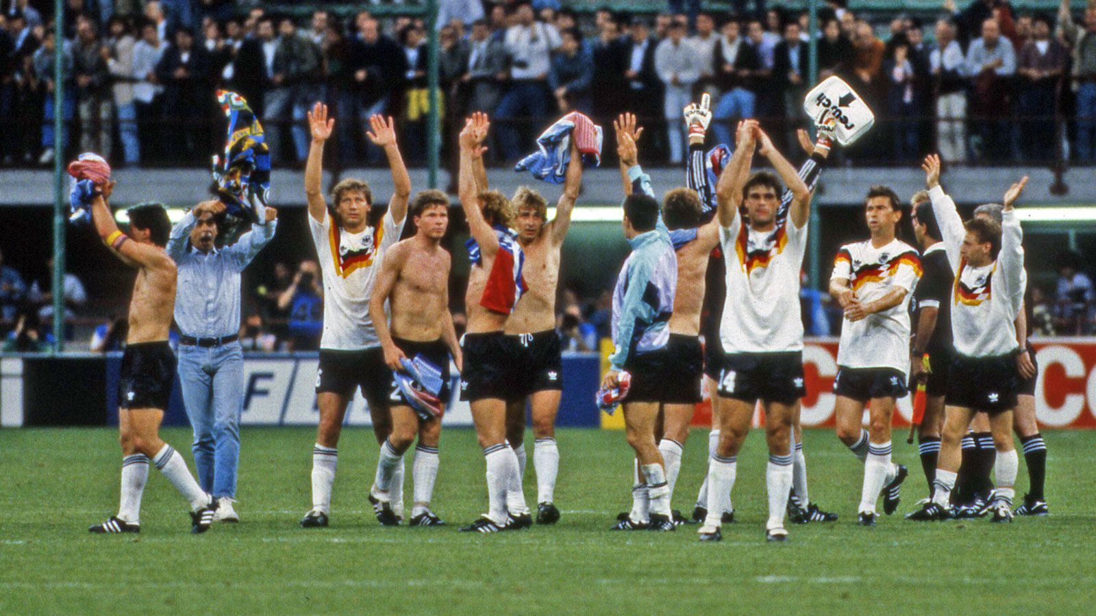 
                <strong>WM 1990: Deutschland - Jugoslawien</strong><br>
                Die Mannschaft bedankte sich bei den zahlreichen mitgereisten Fans, die in den nächsten Wochen aus deutscher Sicht eine der schönsten Weltmeisterschaften überhaupt erleben sollten.
              