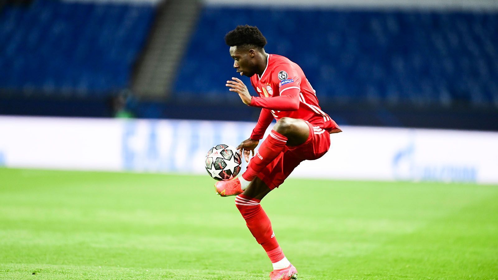 
                <strong>7. Alphonso Davies ist im Formtief</strong><br>
                In der vergangenen Saison hagelte es Lobeshymnen für den jungen Kanadier, der mit seiner Geschwindigkeit und seiner Unbekümmertheit auch seinen Anteil am Triple hatte. Der Lohn dafür war die Berufung in die "FIFA-Weltauswahl". Doch momentan stockt Davies' Märchen vom Flüchtlingsjungen hin zum weltbesten Linksverteidiger in nur wenigen Jahren etwas. Ein ums andere Mal leistete er sich gegen die konterstarken Pariser gefährliche Ballverluste und nahm auch offensiv nicht so viel Einfluss, wie er es schon gezeigt hat.
              