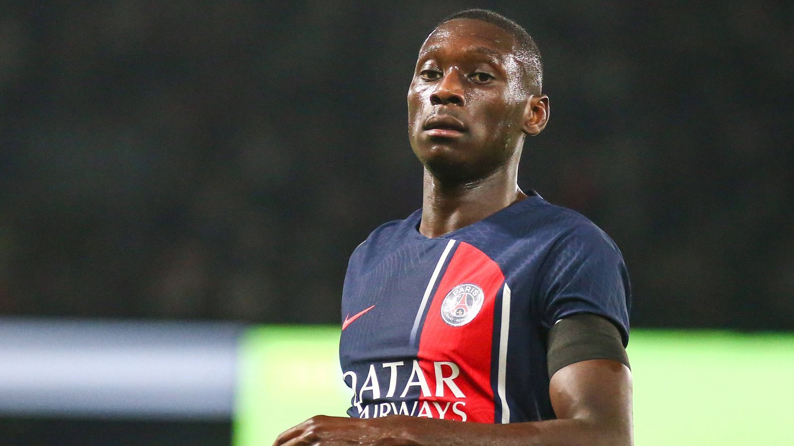 <strong>Fast zu spät: Kolo-Muani-Transfer wäre wohl beinahe gescheitert</strong><br>Der Wechsel von Randal Kolo Muani zu Paris St. Germain war wohl von der Zeit her eine absolute Punktlandung. Laut "Le Parisien" soll der Deal erst um 22:59 Uhr des Transfer-Deadline-Days fix gewesen sein - in Frankreich schloss das Transfenster um 23 Uhr. Hätte sich der Deal also um 60 Sekunden verzögert, wäre der Transfer geplatzt.&nbsp;
