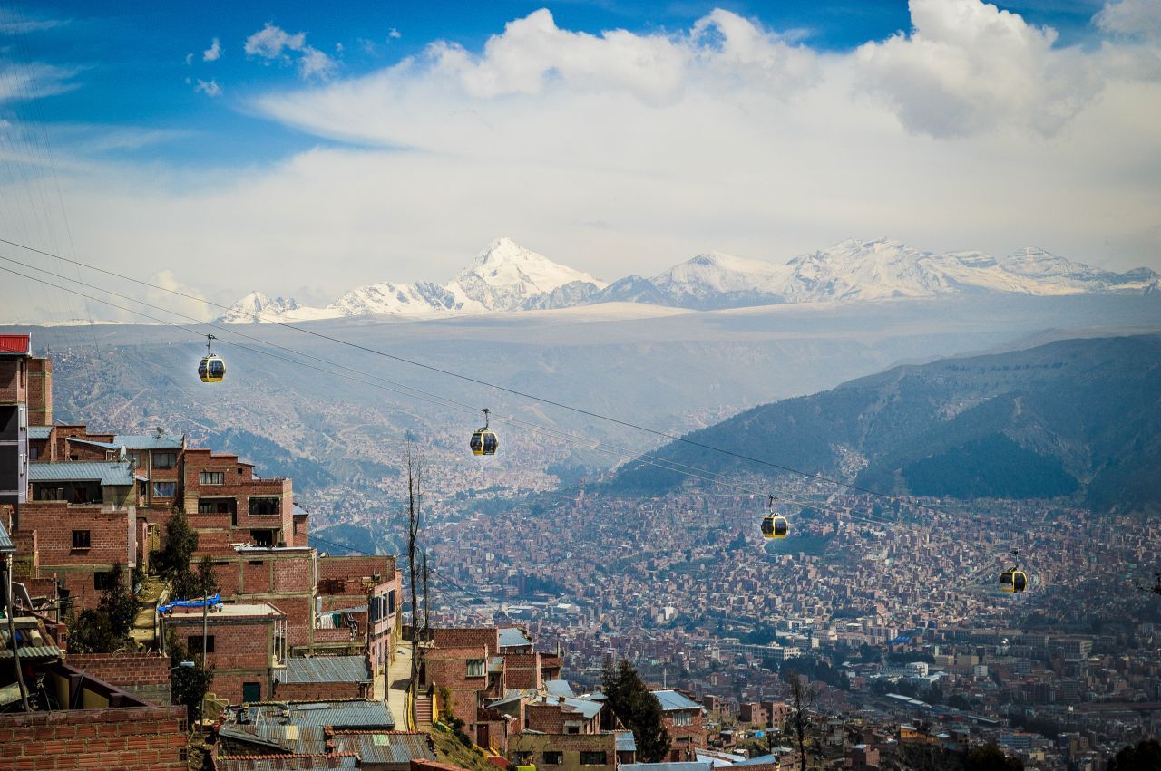 Die bolivianische Stadt La Paz besitzt mit einem Netz von über 30.000 Kilometern die größte Stadt-Seilbahn der Welt. Die "Mi Teleférico" reicht sogar noch bis in die Nachbarstadt El Alto und besteht aus 10 Linien. Seit 2014 transportiert sie täglich rund 300.000 Passagiere. 