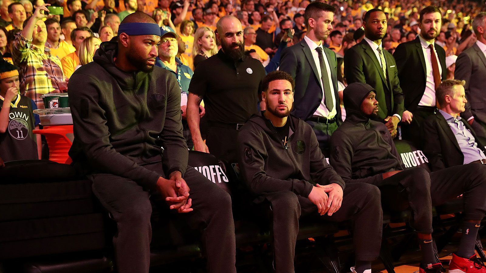 
                <strong>Drei Starter könnten Warriors verlassen</strong><br>
                Gleich ein Trio aus dem Starensemble könnte den Warriors nach den Finals den Rücken kehren. Die Verträge von DeMarcus Cousins, Klay Thompson und Kevin Durant (v. l.) laufen aus. Letzterer besitzt zwar eine Option auf ein weiteres Jahr, die aber nur "KD" selbst ziehen kann. Allerdings wird erwartet, dass der ehemalige Profi der Oklahoma City Thunder nach einer neuen Herausforderung sucht, selbst das Gesicht eines Teams sein will.
              