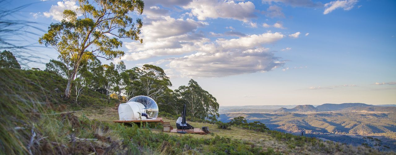 Dieses transparente Kugelzelt steht in Australien. Schlafplätze in solchen Bubble-Tree-Tents gibt's rund um den Globus. Aufgeblasen werden sie  mit einer Turbine, die permanent Luft in den Innenraum bläst.