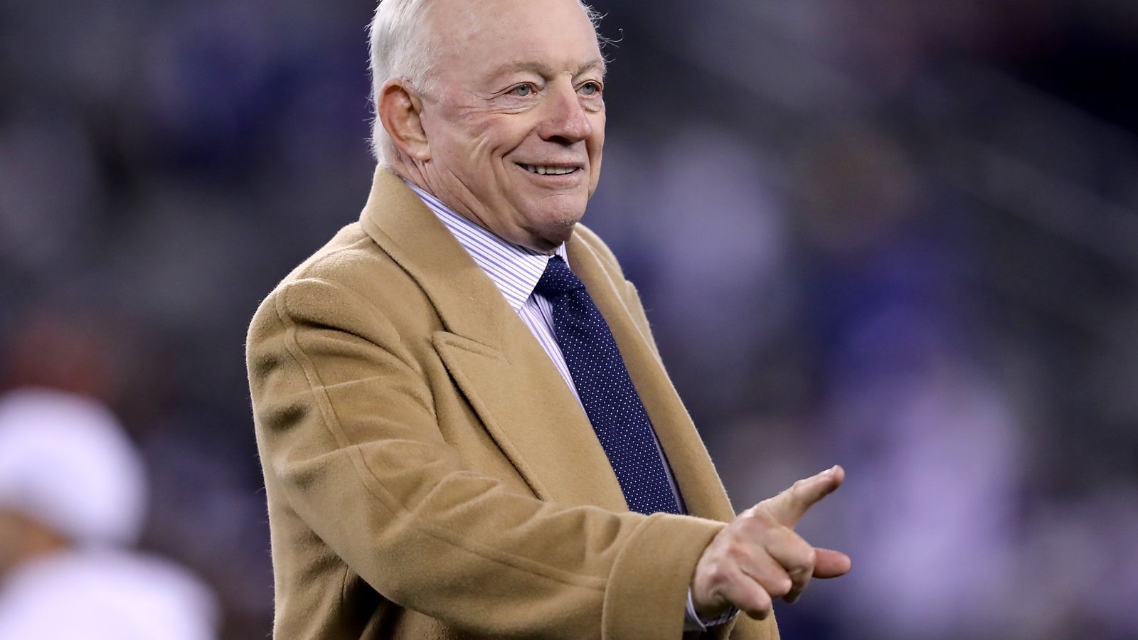 
                <strong>Dallas Cowboys</strong><br>
                Auch die Cowboys schicken einen Scout nach Atlanta - und das, obwohl Jerry Jones bei seiner Hymnen-Politik sehr streng vorgeht. So durfte zuletzt auch Neuzugang Michael Bennett während des "Star-Spangled Banner" nicht in der Kabine bleiben. "Wir werden dabei sein", zitiert "Sports Illustrated" eine Quelle aus dem Klub.
              