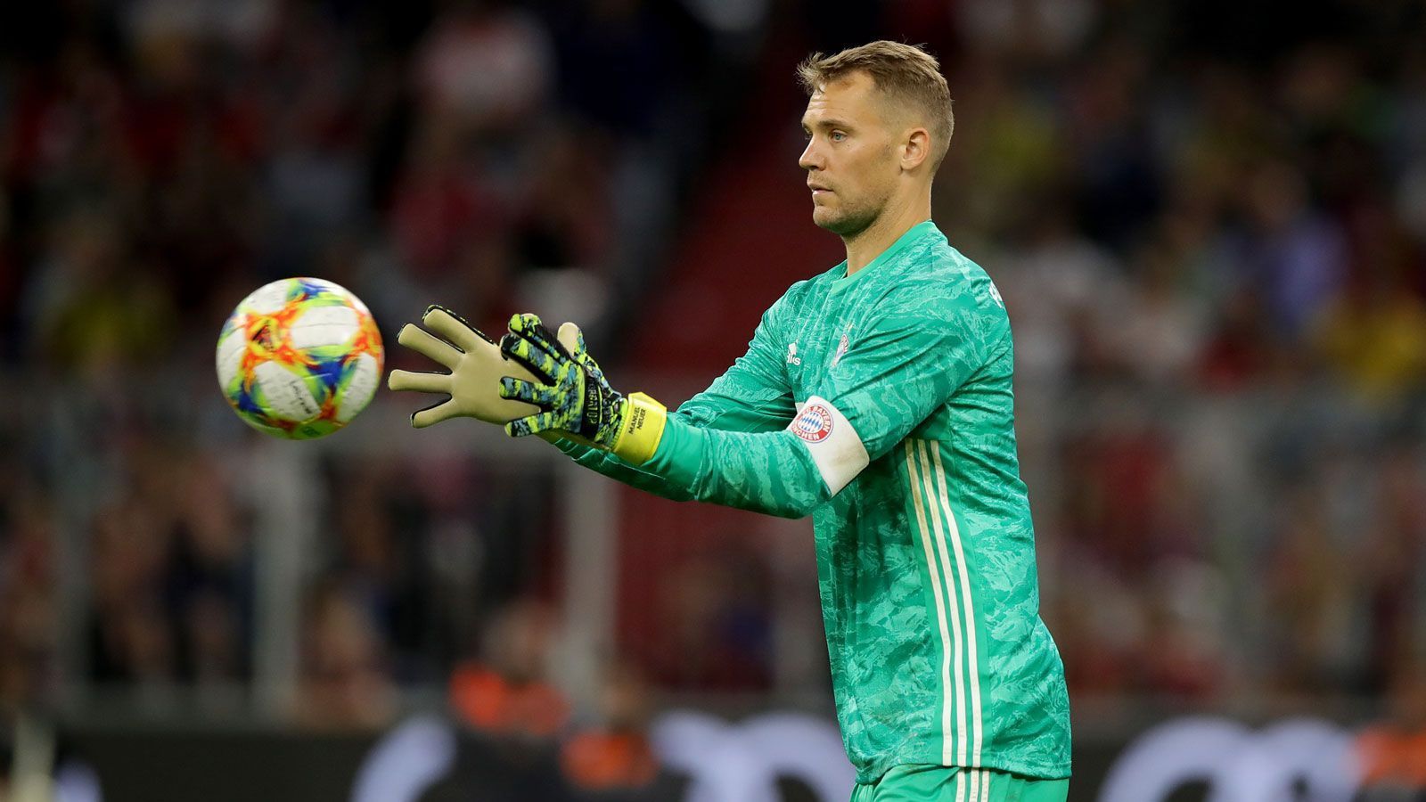 
                <strong>Manuel Neuer</strong><br>
                In der ersten Halbzeit weitgehend ohne Beschäftigung. Darf in der 42. Minute beim Distanzschuss von Harit das erste Mal zupacken. Leistet sich einen unnötigen Ballverlust außerhalb des Sechzehners (62.). Hat Glück, als Burgstaller ihn frei durchgelaufen ausspielt, dann aber am Pfosten scheitert (82.). ran-Note: 3
              