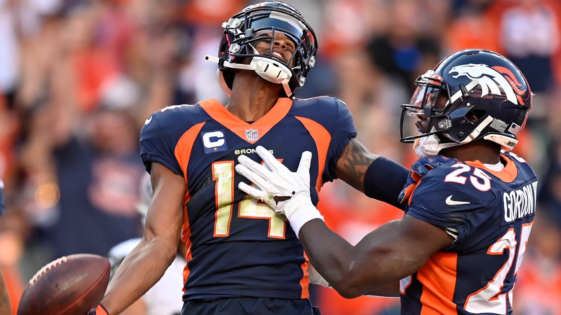 
                <strong>Courtland Sutton (Denver Broncos) </strong><br>
                Da die Denver Broncos bei Courtland Sutton als Zweitrunden-Pick keine Option ziehen können, wird der 26-Jährige zum jetzigen Zeitpunkt im kommenden Frühjahr Free Agent. Gespräche über eine vorzeitige Vertragsverlängerung sind gescheitert, weshalb die Zeit gegen die Broncos läuft. Zwar hätte Denver ausreichend Gehaltsspielraum, um Sutton einen lukrativen Vertrag anzubieten, doch aufgrund dessen Verletzungsvergangenheit dürften die Broncos nicht jedes Angebot mitgehen wollen. Mit Jerry Jeudy und K.J. Hamler sowie den ebenfalls zum Free Agent werdenden Tim Patrick haben die Broncos zudem weitere Optionen in der Hinterhand. 
              