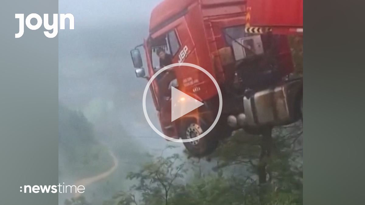 Lkw rutscht über Rand einer eingestürzten Brücke