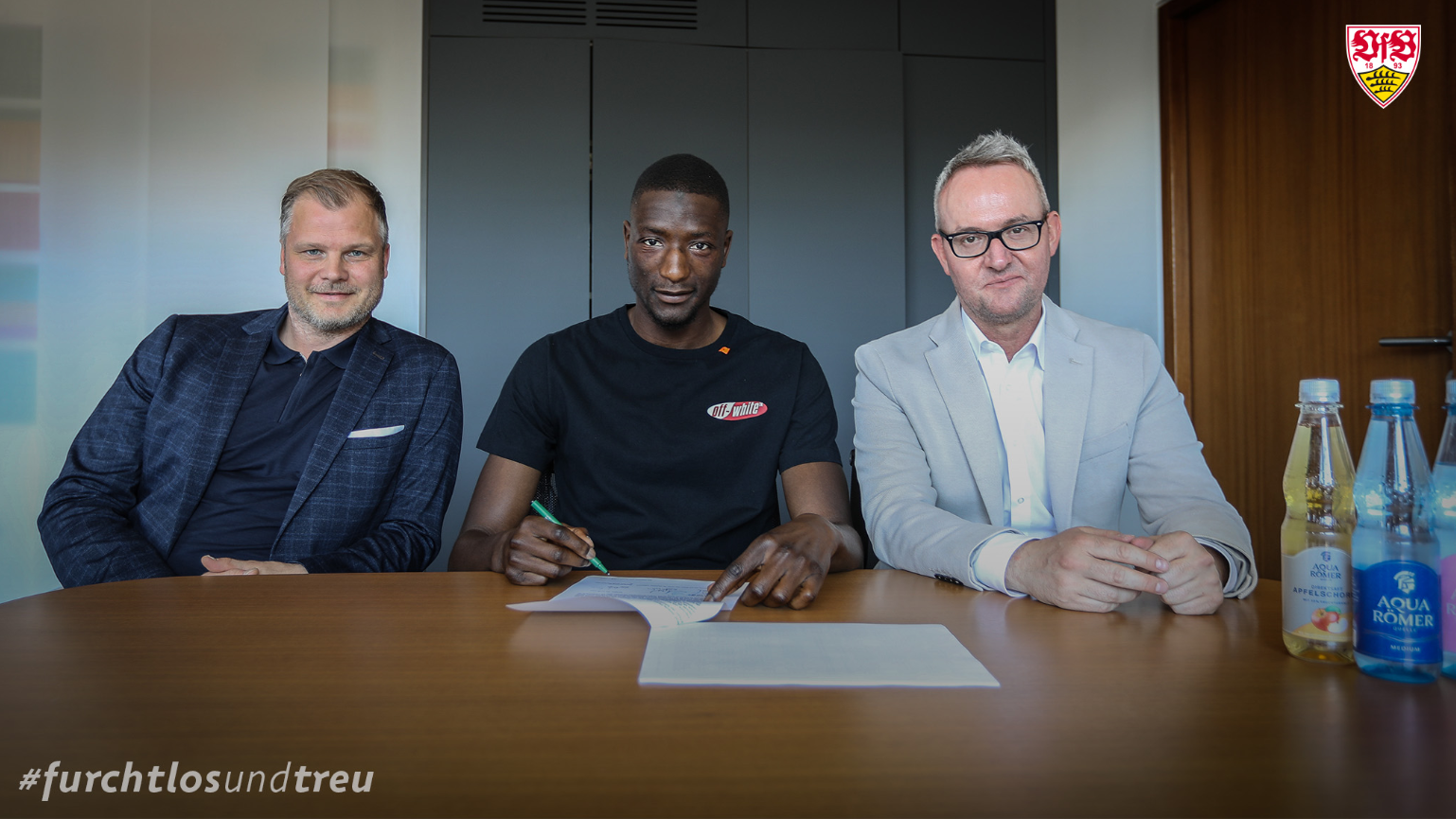 <strong>Serhou Guirassy</strong><br>
                Der VfB Stuttgart bindet Topstürmer Serhou Guirassy langfristig und zieht die im Leihvertrag vereinbarte Kaufoption für den 27-Jährigen. Guirassy unterschrieb ein Arbeitspapier, das bis Sommer 2026 gültig ist. Laut "Sky" liegt die Ablöse bei etwa neun Millionen Euro. Damit wäre Guirassy, der zu Beginn der Saison von Stade Rennes ausgeliehen worden war, einer der teuersten Zugänge des VfB.&nbsp;
