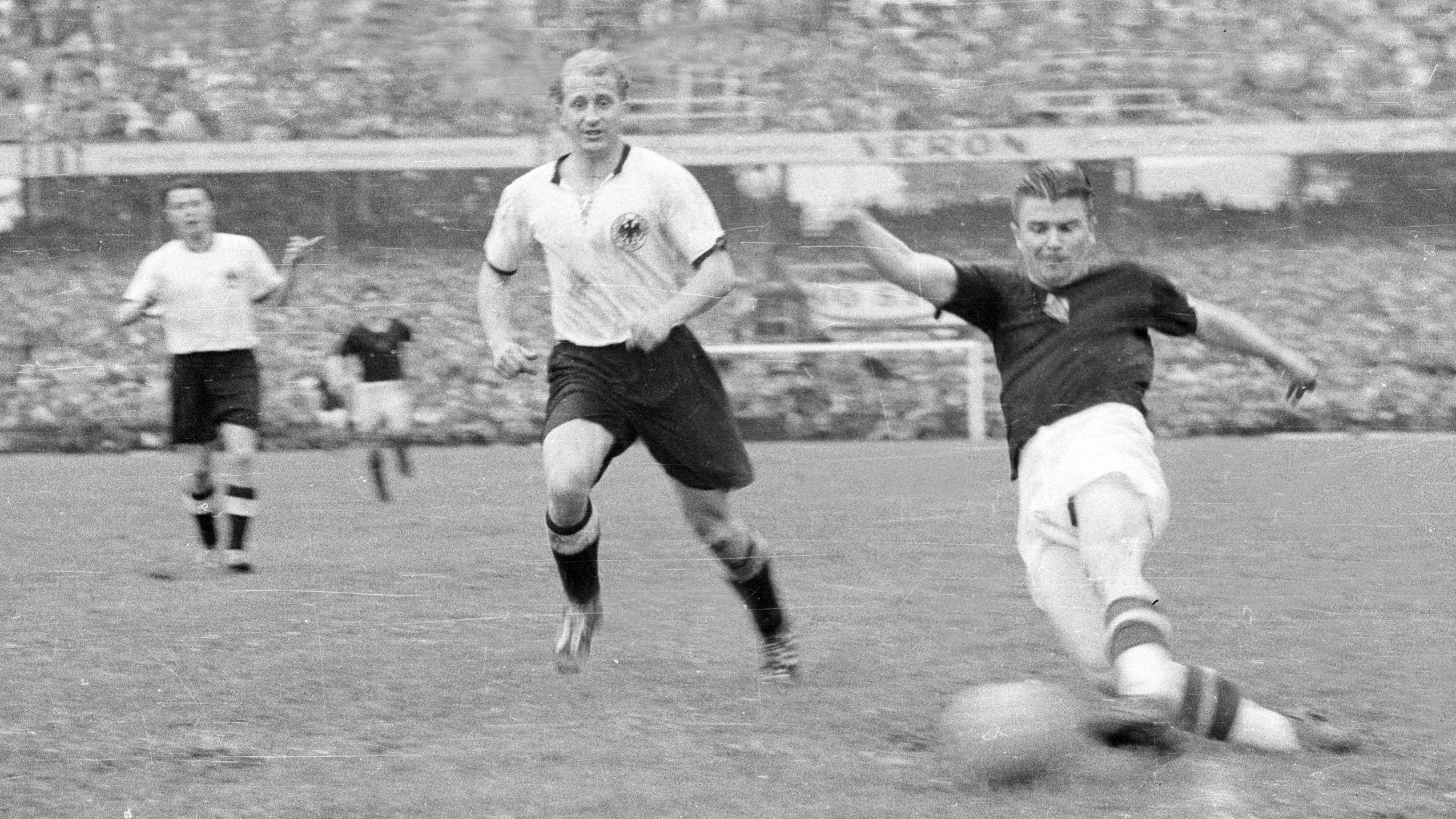 
                <strong>Platz 4: Ferenc Puskas (Ungarn)</strong><br>
                Nationalmannschaft: 1945 - 1956Länderspiele: 85Länderspiel-Tore: 84
              