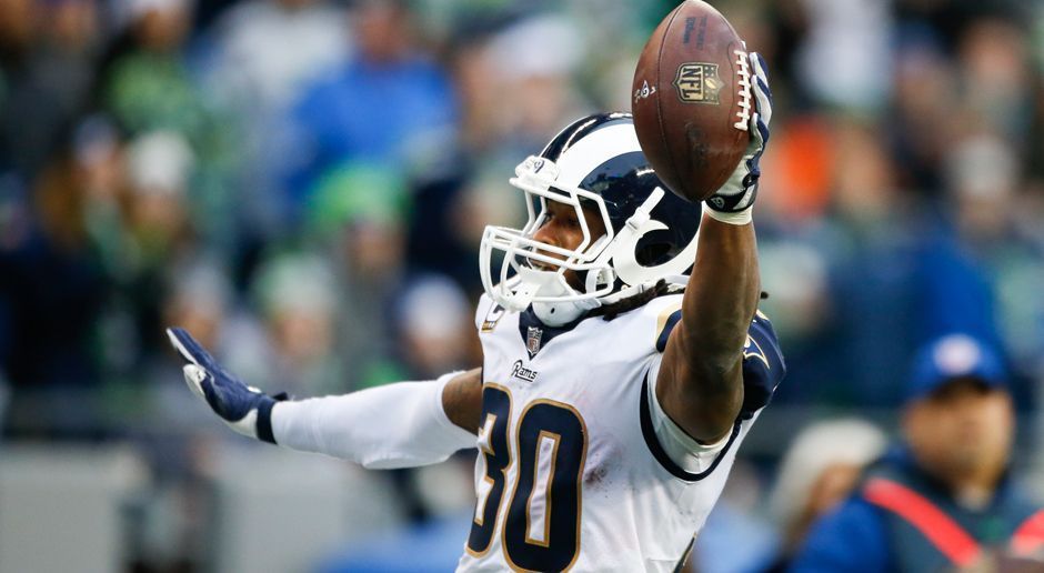 
                <strong>Running Back: Todd Gurley</strong><br>
                Todd Gurley war der Mann des Spieltags. In einer Halbzeit (!) erzielte er vier Touchdowns - drei per Lauf, einen durch die Luft - und starke 180 Yards Raumgewinn. Mit 41 Fantasy-Punkten wurde er im Wissen des sicheren Sieges in den letzten beiden Vierteln geschont.Gesamtpunktzahl: 41
              
