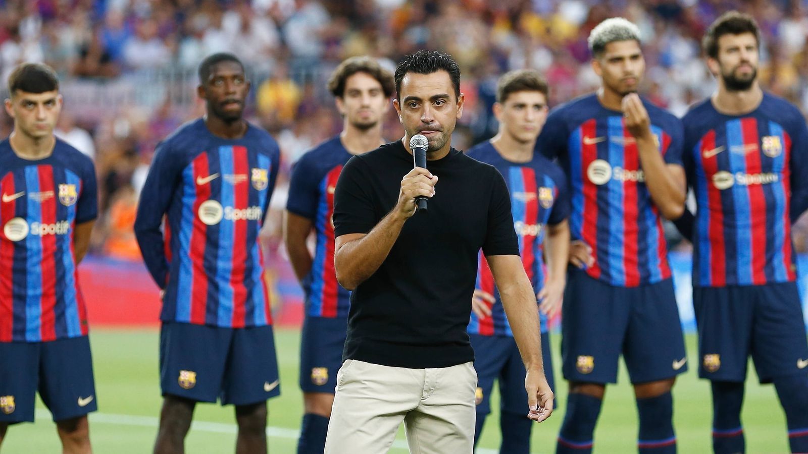 
                <strong>Die große Ungewissheit: FC Barcelona</strong><br>
                Der FC Barcelona befindet sich in der totalen Ungewissheit. Doch ein Blick aufs Sportliche zeigt: Der Kader ist vollgestopft mit Qualität. In allen drei Mannschaftsbereichen wurden neue Top-Spieler verpflichtet - Xavis Kader ist zumindest offensiv fast schon zu breit. Die Vorbereitung der Katalanen verlief durchweg positiv, denn sie blieben ohne Niederlage. Dennoch herrscht aufgrund etlicher Nebengeräusche rund um die finanziellen Sorgen in Barcelona große Ungewissheit, wie die Saison laufen wird. Fazit: Wenn "Barca" sich auf das Sportliche konzentrieren kann, ist der Titel aufgrund der enormen Qualität im Kader durchaus drin.
              