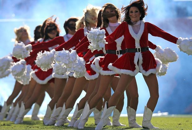 
                <strong>Denver Broncos</strong><br>
                Diesmal verzichten die Cheerleader der Denver Broncos auf die Sporen und Reiterhosen. Stattdessen heißt es Stiefel und Weihnachtsmäntelchen.
              