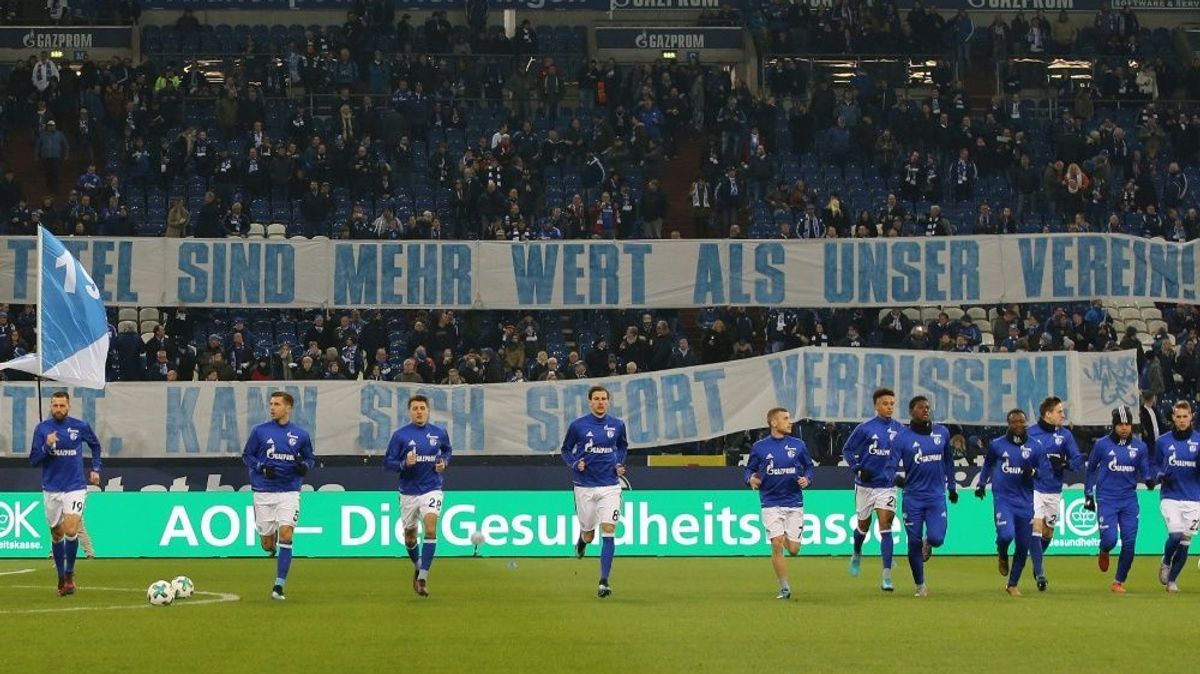 Die Spruchbänder der Schalker Fans gegen Leon Goretzka