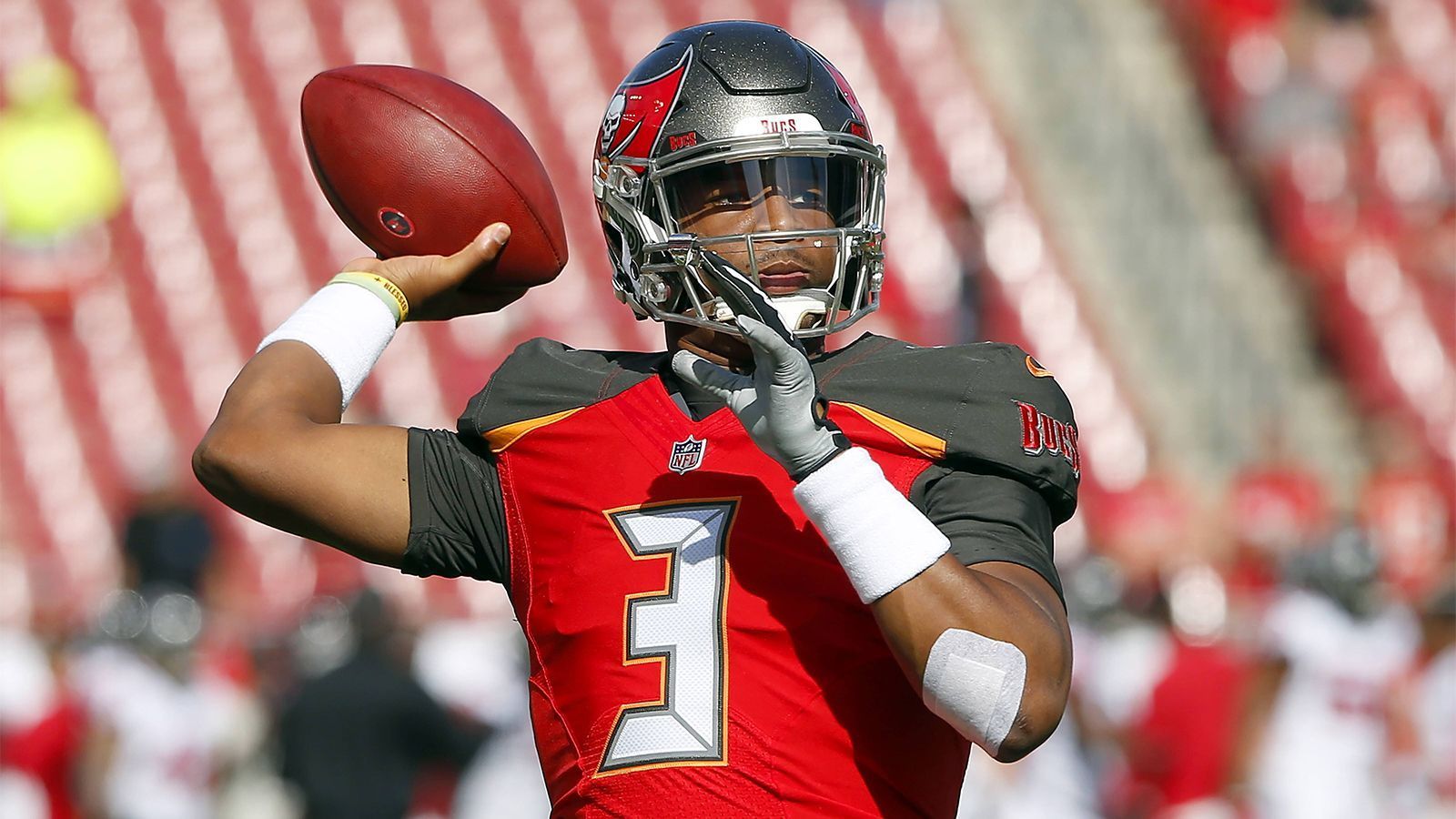 
                <strong>Jameis Winston (Tampa Bay Buccaneers)</strong><br>
                Liefern oder gehen - mit diesen Worten kann man die Vorzeichen für Quarterback Jameis Winston vor der neuen Saison bei den Tampa Bay Buccaneers beschreiben. Unter dem neuen Head Coach Bruce Arians wird der 25-Jährige die Chance erhalten zu zeigen, ob er die "Bucs" auf Dauer dirigieren kann. Die vergangene Saison war durchwachsen, die zwischenzeitliche Verdrängung durch Ryan Fitzpatrick auf die Bank symptomatisch. Das vertikal ausgelegte Passing Game von Arians sollte dem über einen starken Wurfarm verfügenden Winston zu Gute kommen. Eine Entscheidung über seine Zukunft in Tampa wird wohl erst spät in oder nach der kommenden Saison erfolgen.
              