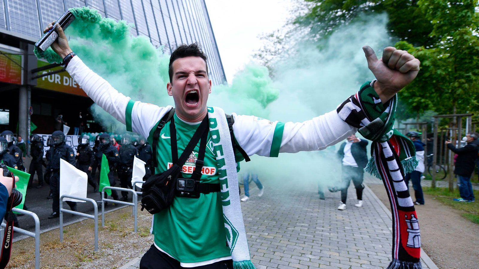 
                <strong>Große Unterstützung in Bremen und Köln</strong><br>
                Der Abstiegskampf in der Bundesliga elektrisiert auch die Fans, die sich in Bremen und Köln vor dem Stadion versammelten, um ihre Mannschaft zu unterstützen - den Corona-Regeln zum Trotz. Die Galerie zeigt einige Bilder aus dem Rheinland und dem hohen Norden.
              