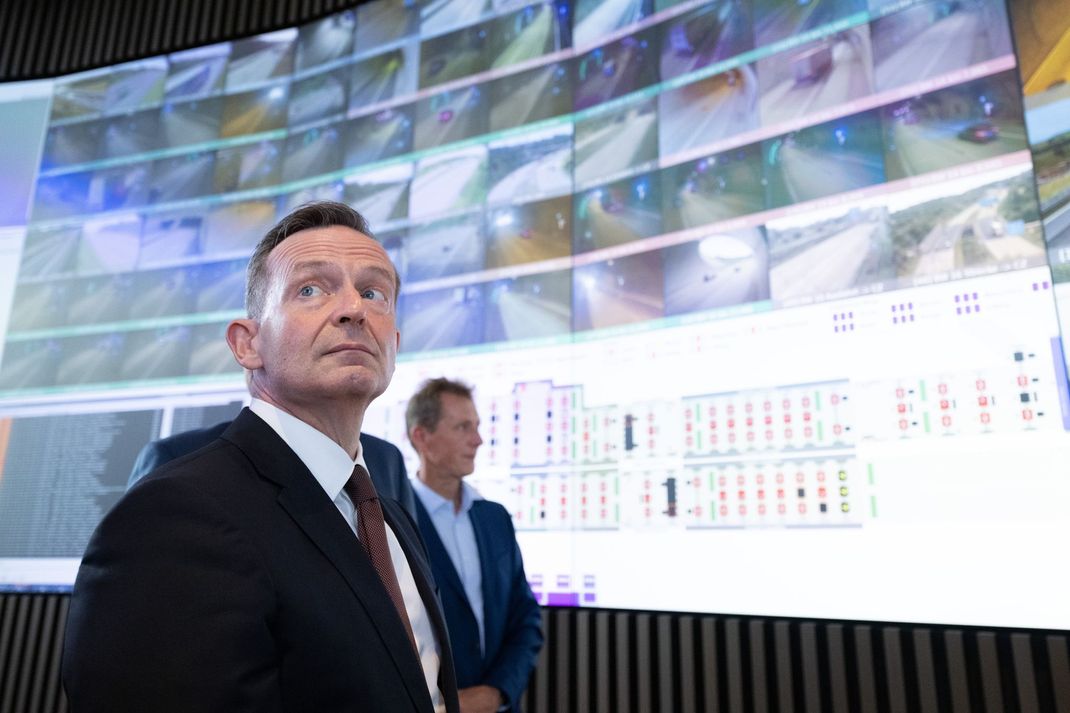 16. Juli 2024: Dresden, Sachsen: Volker Wissing (FDP, links), Bundesminister für Verkehr und Digitales, besucht auf dem Gelände der Autobahnmeisterei Dresden-Hellerau die Tunnelbetriebszentrale.