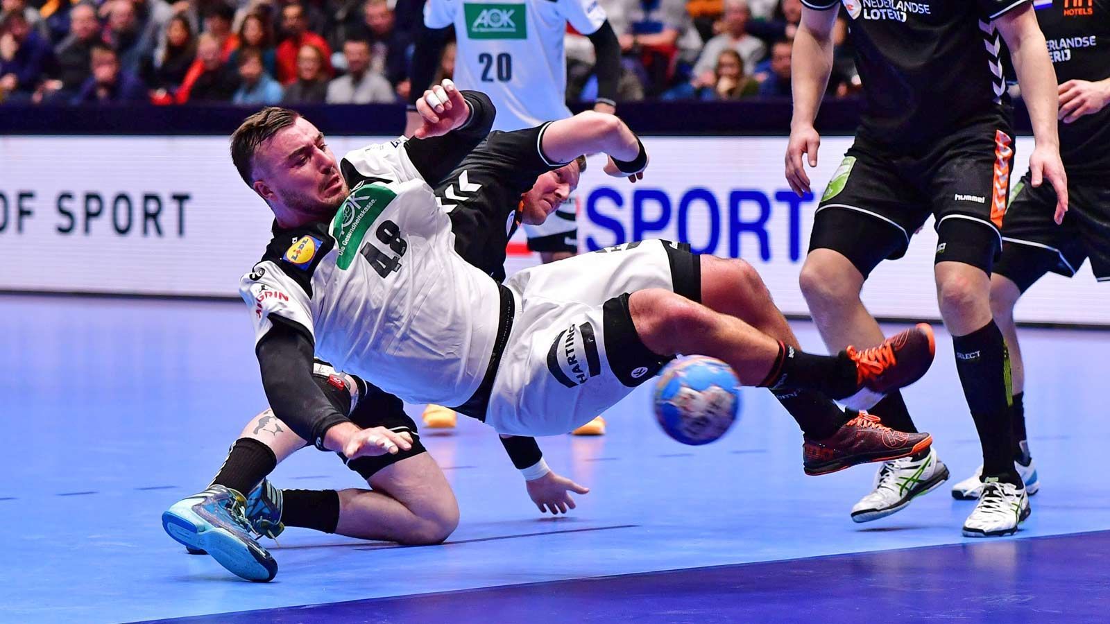
                <strong>Jannik Kohlbacher</strong><br>
                Der wohl offensiv stärkste Kreisläufer im deutschen Kader. Wenn er den Ball bekommt, ist der in der Regel auch drin. Sollte aber noch häufiger von seinen Mitspielern gesucht werden. Spielte aber insgesamt eine gute Vorrunde. Vorrunden-Note: 
              