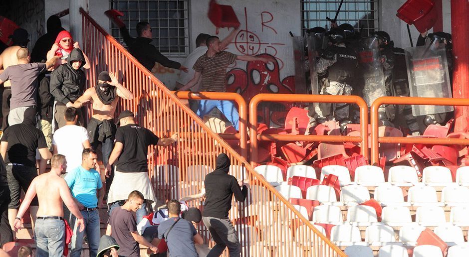 
                <strong>Roter Stern-Hooligans im Kampf mit der Polizei</strong><br>
                Wenn die Belgrader Fans einmal in Wut geraten, sind sie auch von der Polizei nur schwer aufzuhalten.
              