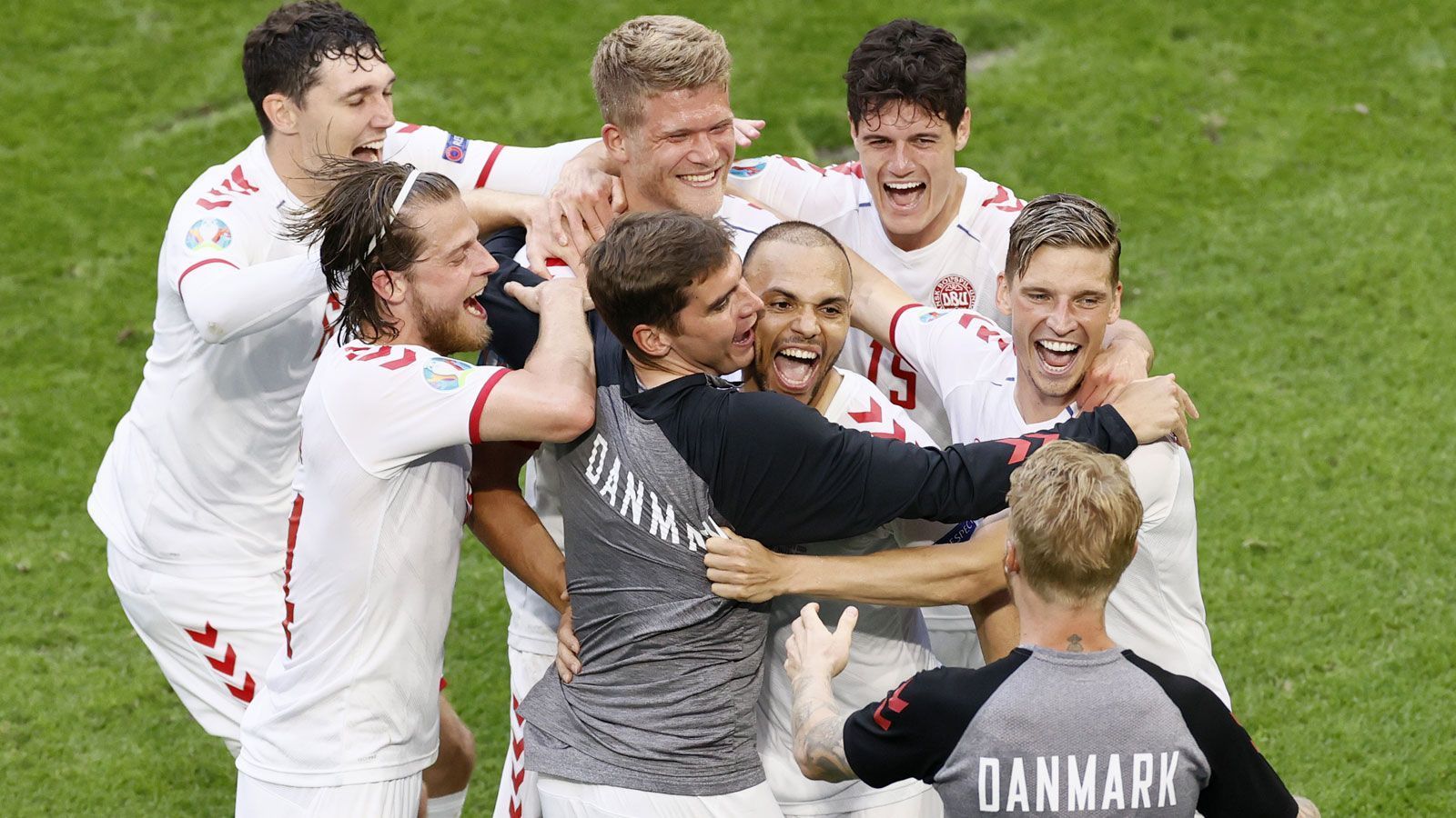 
                <strong>Platz 5: Dänemark (nach Vorrunde: nicht in den Top 10)</strong><br>
                Dänemark scheint sich bei der EM nach dem Schock um Christian Eriksen in einen regelrechten Rausch zu spielen. Nach dem 4:1 über Russland zum Abschluss der Gruppenphase wurde im Achtelfinale Wales beeindruckend mit 4:0 aus dem Weg geräumt. Wandeln die Skandinavier auf den Spuren ihrer berühmten Landsleute, die 1992 sensationell Europameister wurden? Im Viertelfinale wartet mit Tschechien (Sa., ab 18 Uhr im Liveticker auf ran.de) zumindest ein machbarer Gegner.
              