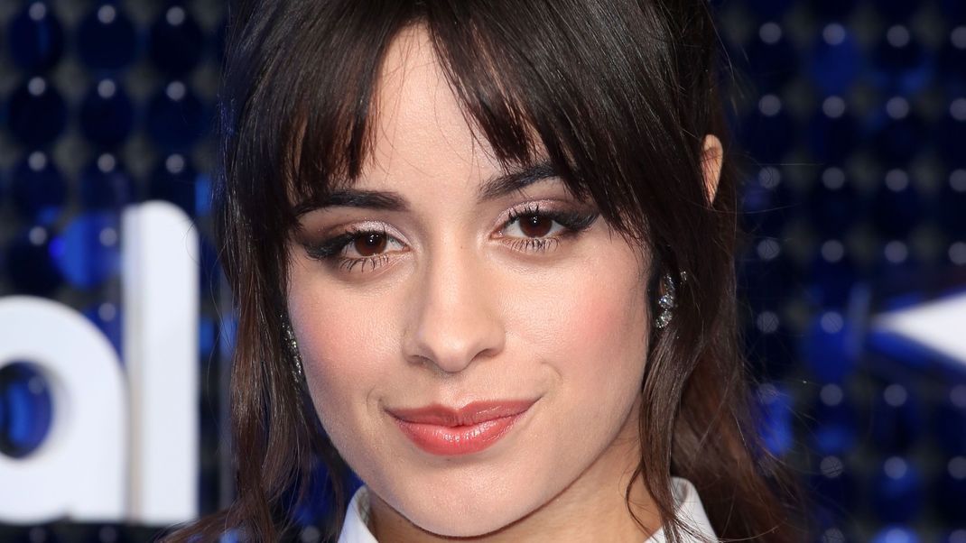 Camila Cabello zeigt wie man trendige Curtain Bangs mit einem Pony kombiniert.