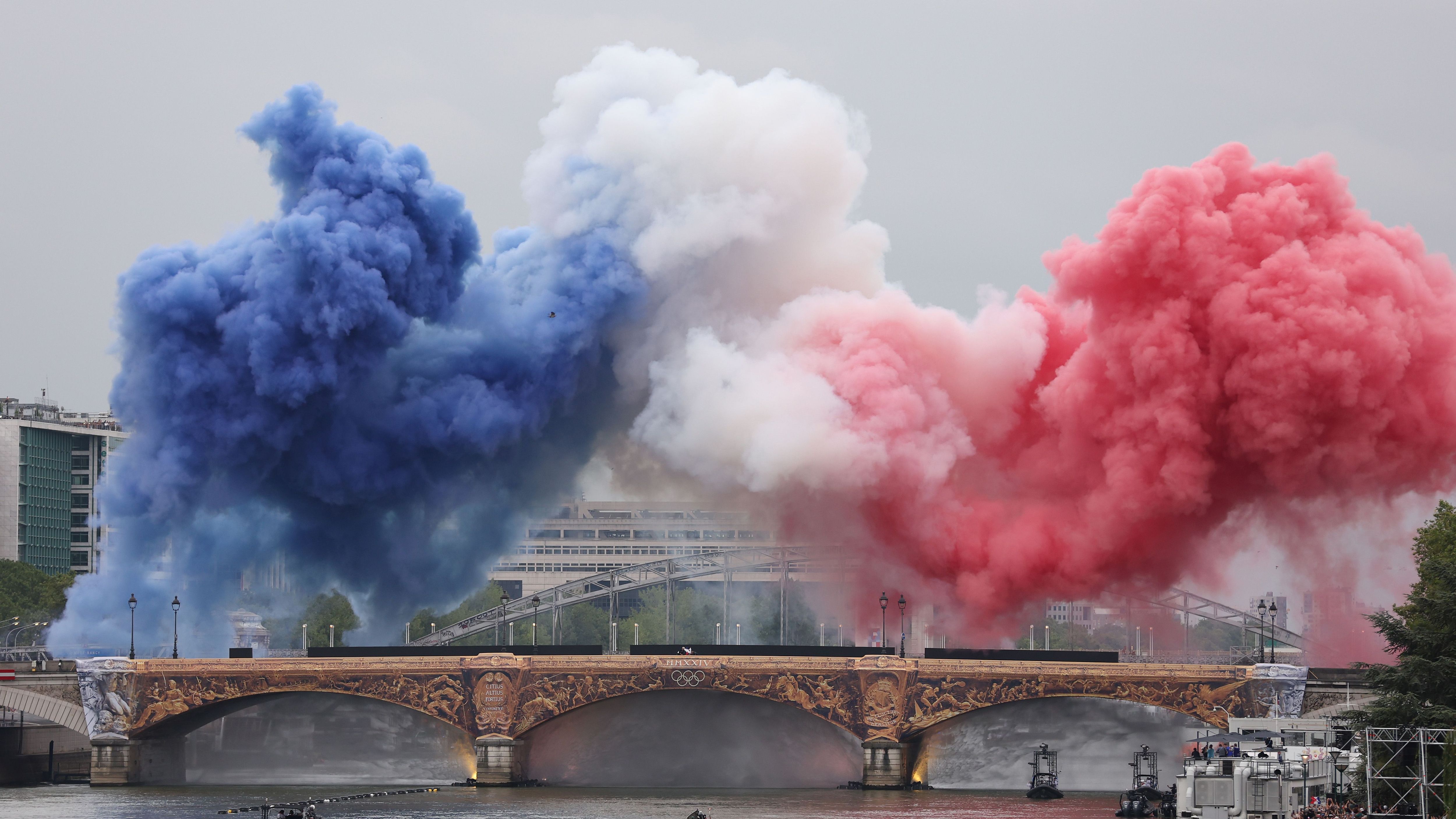 <strong>Olympia 2024: Die besten Bilder der Eröffnungsfeier in Paris</strong><br>Tricolore-Spektakel auf dem Pont d’Austerlitz.