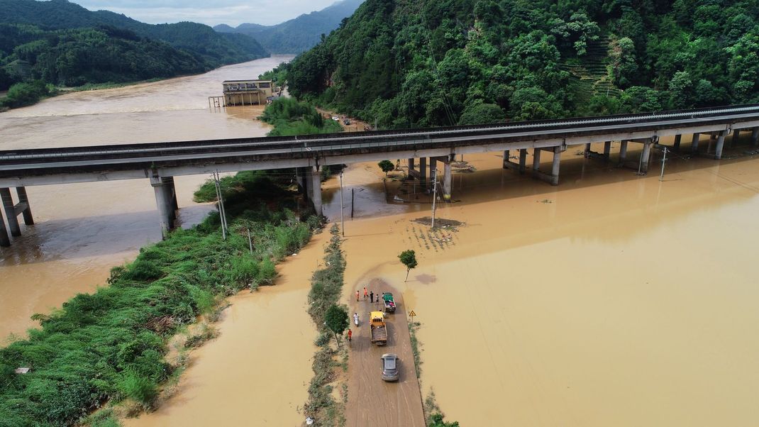 Teile der chinesischen Provinz Fujian stehen nach heftigen Regenfällen unter Wasser.