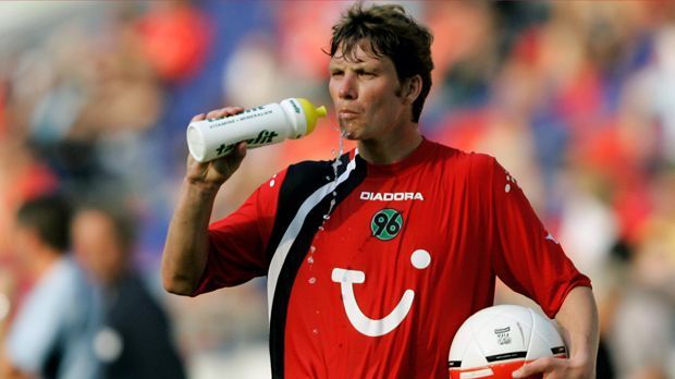 
                <strong>Abwehr -  Michael "Tanne" Tarnat</strong><br>
                Verein: früher Hannover 96, Bayern München, Karlsruher SC, MSV Duisburg, Manchester CityNationalität: DeutschlandAlter: 48 Jahre
              