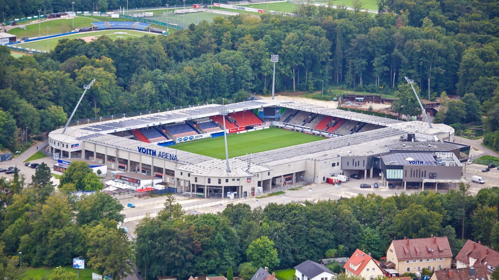 
                <strong>1. FC Heidenheim</strong><br>
                Heidenheim ist ein vergleichsweise kleiner und beschaulicher Ort in Baden-Württemberg. Und der dazugehörige 1. FC ist eigentlich nur für zwei Dinge bekannt: Dass die heimische Voith-Arena das höchstgelegene Stadion im Profifußball ist sowie den ewigen Trainer Frank Schmidt. Also entweder Heidenheim Mountains oder Heidenheim Schmidts.
              