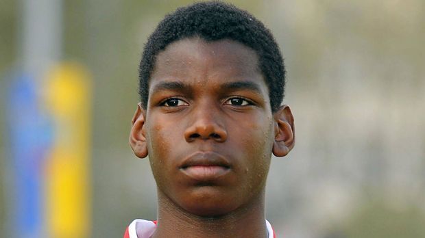 
                <strong>Paul Pogba September 2008</strong><br>
                September 2008: Als 15-jähriger Sprössling entwickelt sich Paul Pogba in der Jugendmannschaft von Manchester United zu einem der begehrtesten Nachwuchsspieler Europas. Seine Frisur ist damals noch ganz dezent.
              