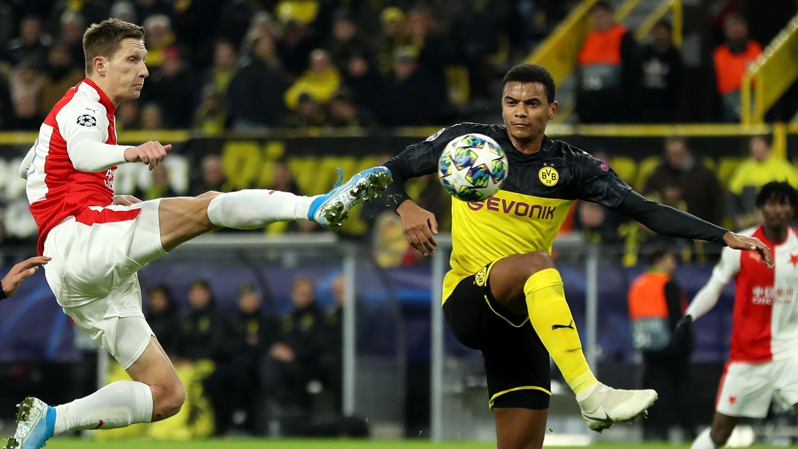 
                <strong>Manuel Akanji (Borussia Dortmund)</strong><br>
                Hat mit den flinken Tschechen das ein oder andere Mal Probleme. In der 38. Minute rettet Brandt in letzter Not mit einem taktischen Foul nach einem Fehlpass von Akanji. Im weiteren Spielverlauf rächen sich die Unaufmerksamkeiten letztlich: Beim Ausgleich steht Akanji zu weit weg von seinem Gegenspieler und trägt somit entscheidenden Anteil am zwischenzeitlichen 1:1. Auch in der zweiten Halbzeit bleibt Akanji der unsicherste Part in der Dortmunder Dreierkette und hat letztlich zu viele Stellungsfehler, die dank Bürki nicht mehr bestraft werden. ran-Note: 5
              