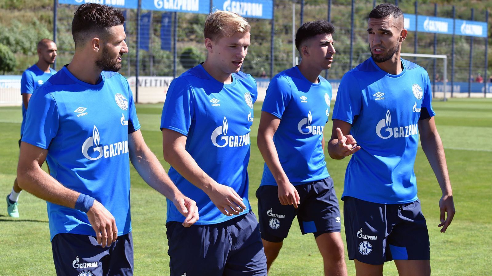 
                <strong>FC Schalke 04</strong><br>
                Mit Johannes Geis (2.v.l.) tummelte sich ein Rückkehrer unter den Schalkern. Der 24 Jahre alte Mittelfeldspieler war in der zurückliegenden Saison an den FC Sevilla ausgeliehen, wurde von den Spaniern jedoch nicht fest verpflichtet.
              