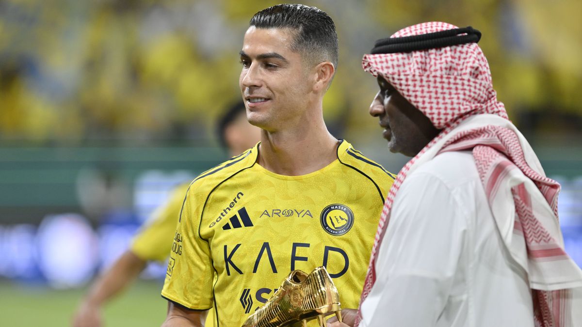 Al Nassr v Al Kholood - Saudi Pro League RIYADH, SAUDI ARABIA - SEPTEMBER 15: Cristiano Ronaldo of Al Nassr receive the Golden crampoon award as the top scorer of the 2024-2025 season during the Sa...