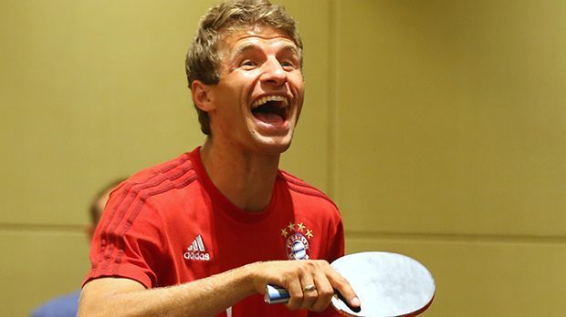 
                <strong>Platz 5: Thomas Müller (FC Bayern München)</strong><br>
                In der Bundesliga-Torschützenliste erreicht der 27-Jährige diesen Platz derzeit nicht. In Sachen Attraktivität mischt Thomas Müller aber wieder mit und macht anderen Männern Hoffnung: Frauen stehen nicht nur auf moderne Frisuren und muskulöse Beine - manchmal reicht eine ordentliche Portion Humor.
              